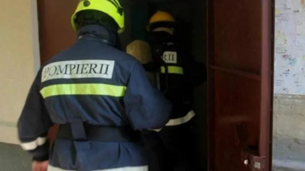 Incendiu într-un bloc de locuit. Salvatorii au evacuat trei adulți și doi copii