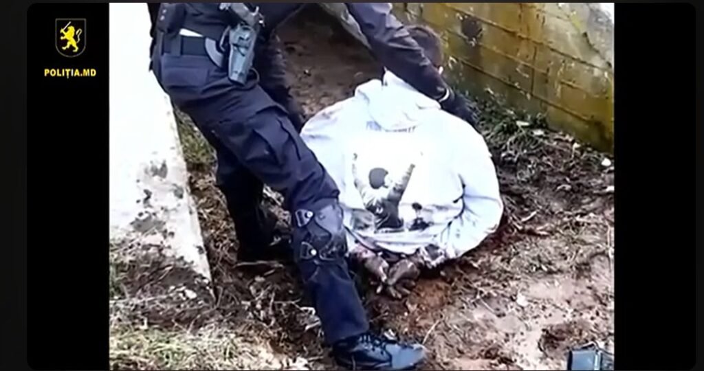 VIDEO// Membrii unui grup criminal organizat - reținuți pentru șantaj. Riscă până la 10 ani de pușcărie