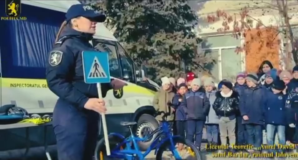 Polițiștii INSP împreună cu peste 180 de elevi din clasele gimnaziale au recapitulat regulile de circulație rutieră
