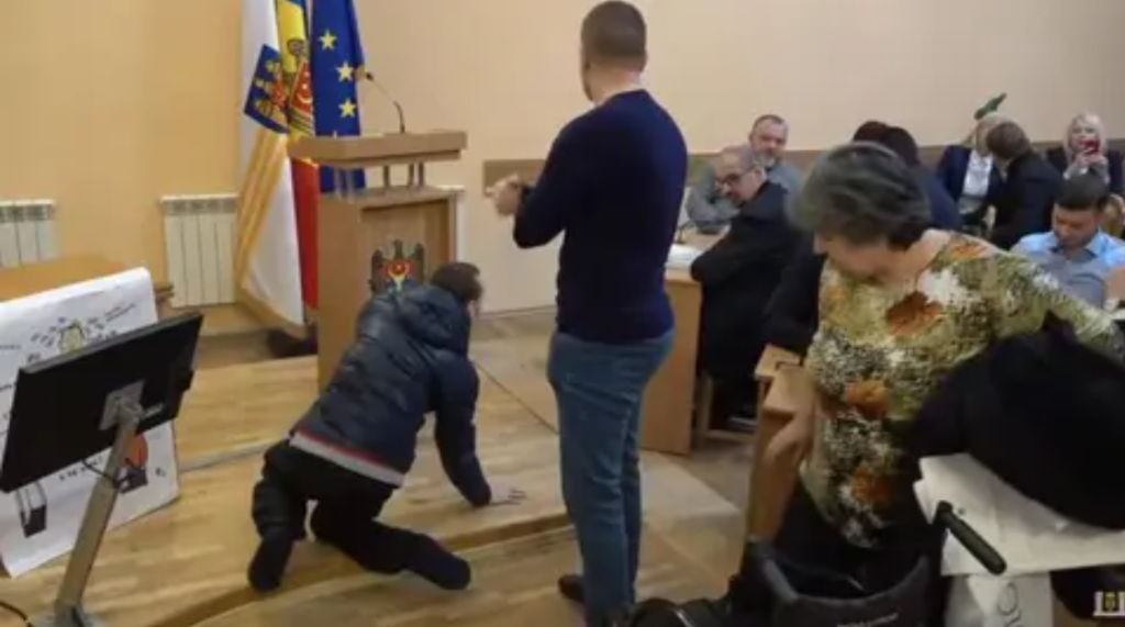 tanar in scaun cu rotile la sedinta cmc