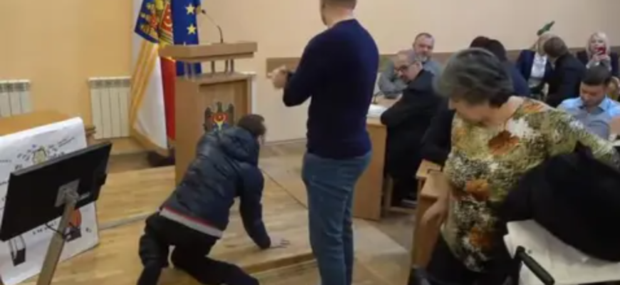 tanar in scaun cu rotile la sedinta cmc