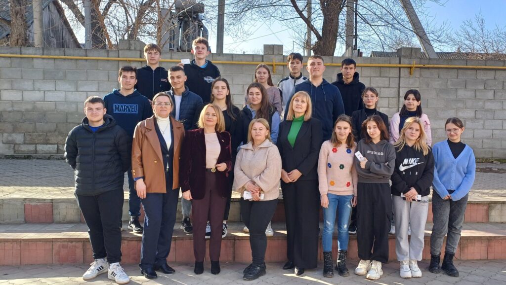 tinerii din comrat cu deputata angela munteanu pojoga