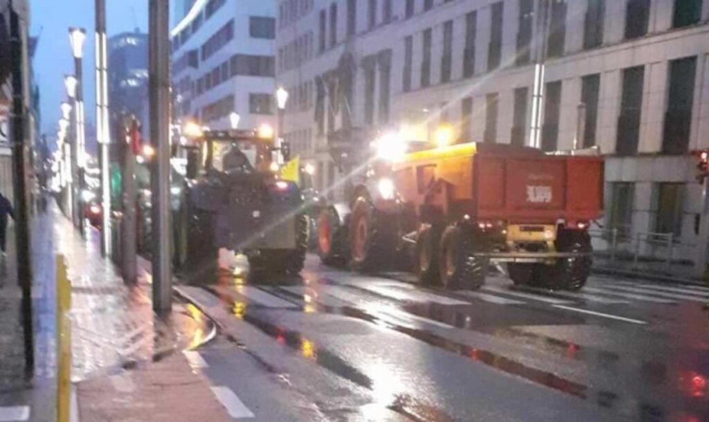 Fermierii au ieșit cu tractoarele pe străzile din Bruxelles. Măsuri de securitate sporite, străzi blocate și stații de metrou închise 3 Fermierii au ieșit cu tractoarele pe străzile din Bruxelles. Măsuri de securitate sporite, străzi blocate și stații de metrou închise