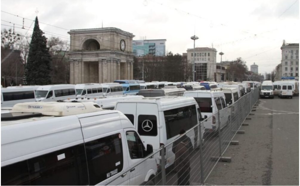 Transportatorii amenință cu sistarea curselor naționale. Vezi perioada în care nu vor circula microbuzele