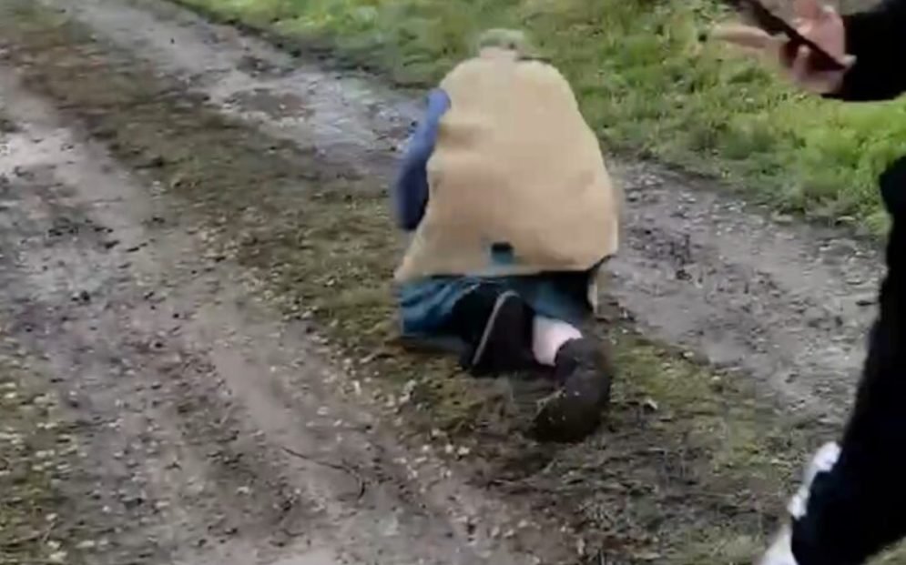 VIDEO// Imaginile în care un copil își bate joc de o bătrânâ, comentate de Poliție: Minorul nu este la prima abatere