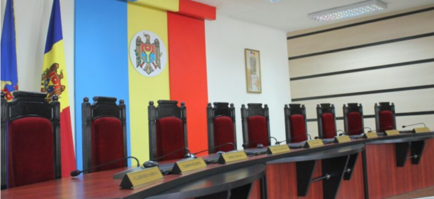 un membru al cec demisioneaza