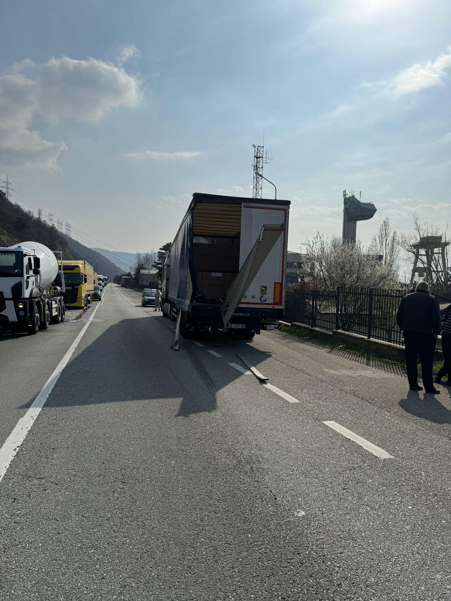 Microbuz care se întorcea din Italia, implicat într-un accident cu două TIR-uri