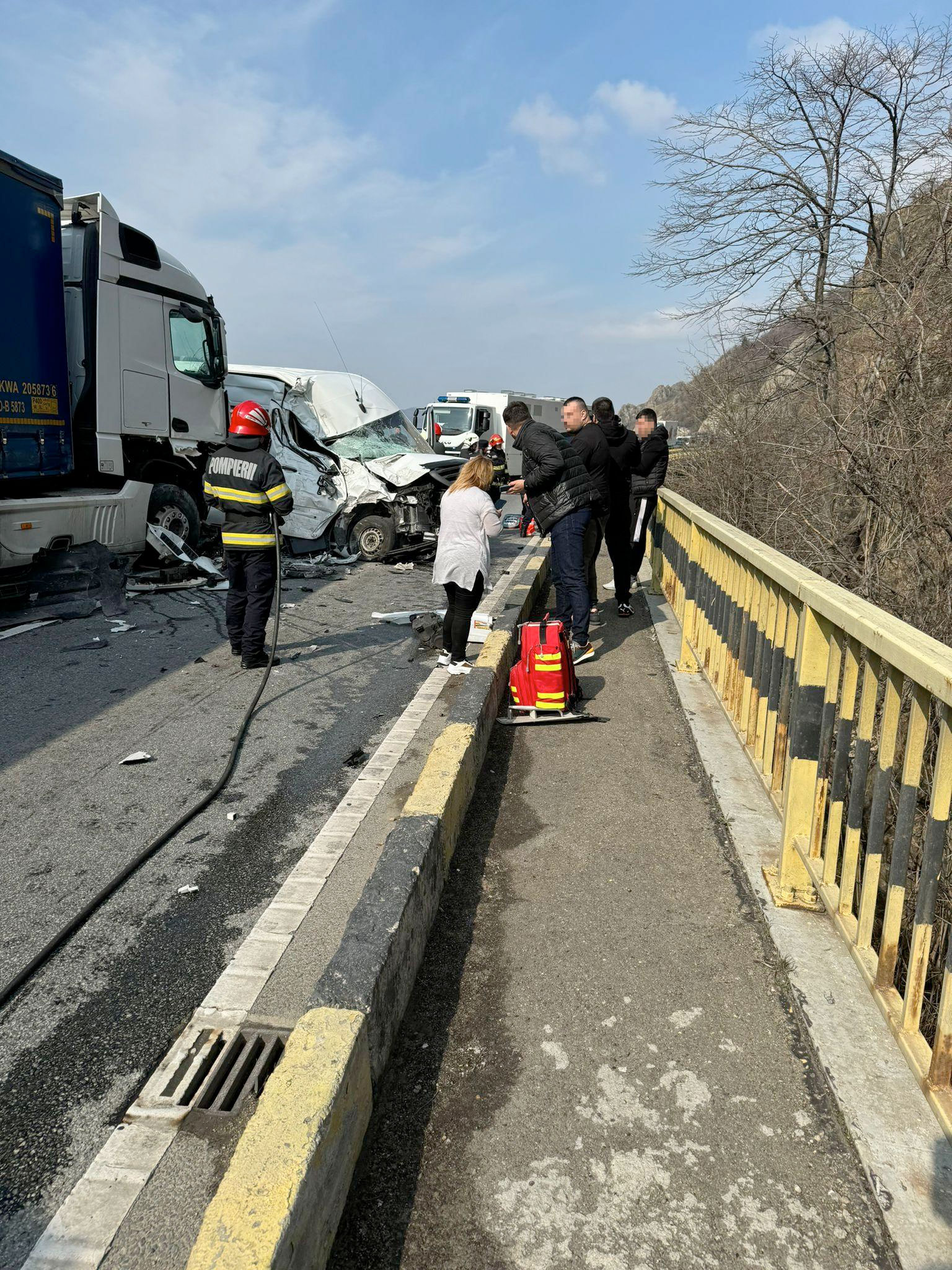 Microbuz care se întorcea din Italia, implicat într-un accident cu două TIR-uri