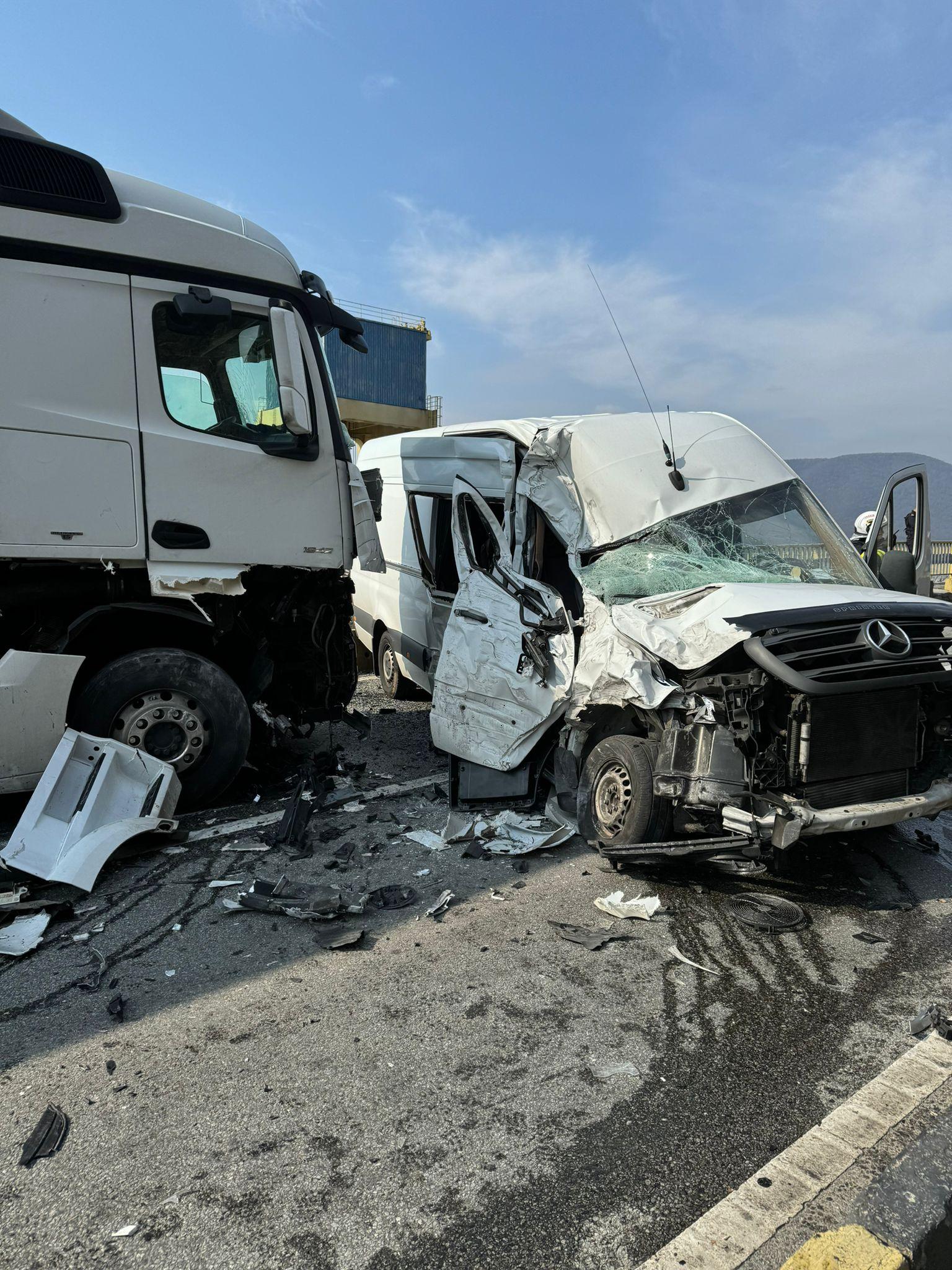 Microbuz care se întorcea din Italia, implicat într-un accident cu două TIR-uri