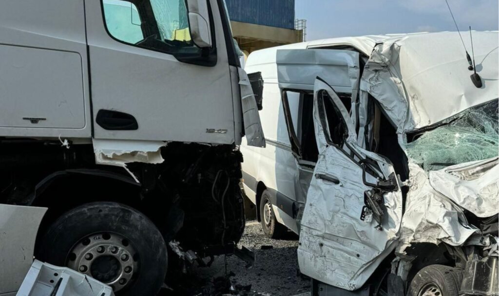 Microbuz care se întorcea din Italia, implicat într-un accident cu două TIR-uri