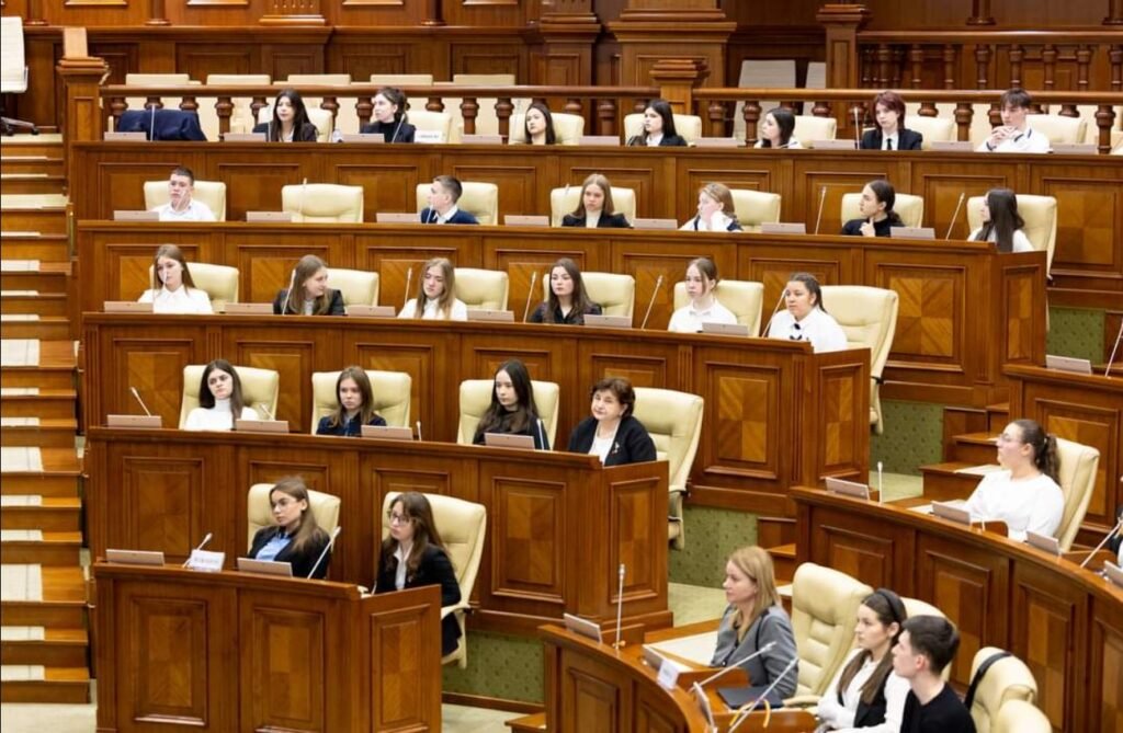 Fenomenul bullyingului în instituțiile de învățământ, abordat la Parlament de 101 elevi din diverse regiuni ale țării 12 Fenomenul bullyingului în instituțiile de învățământ, abordat la Parlament de 101 elevi din diverse regiuni ale țării
