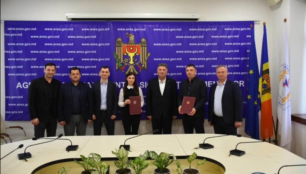 Trei funcționari publici din cadrul Agenției Naționale pentru Siguranța Alimentelor (ANSA) au depus Jurământul de credință 1 Trei funcționari publici din cadrul Agenției Naționale pentru Siguranța Alimentelor (ANSA) au depus Jurământul de credință