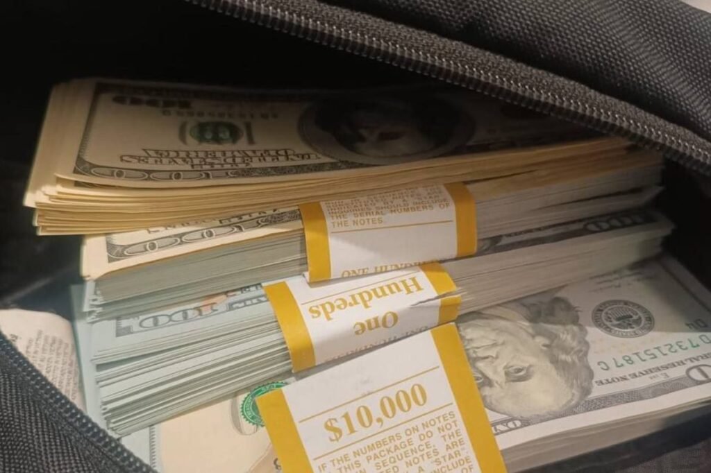 Zeci de mii de dolari, ascunse… în pantaloni. Ce s-a întâmplat la Aeroport, după ce vameșii au depistat “captura” 1 Zeci de mii de dolari, ascunse… în pantaloni. Ce s-a întâmplat la Aeroport, după ce vameșii au depistat “captura”