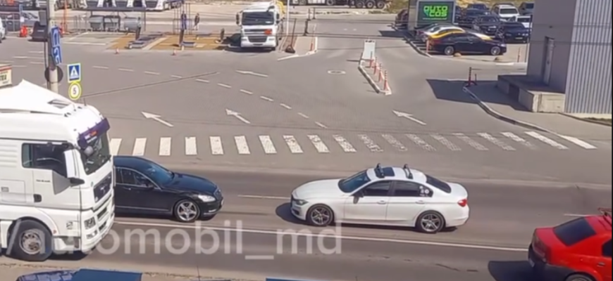 bmw blocheaza un mercedes