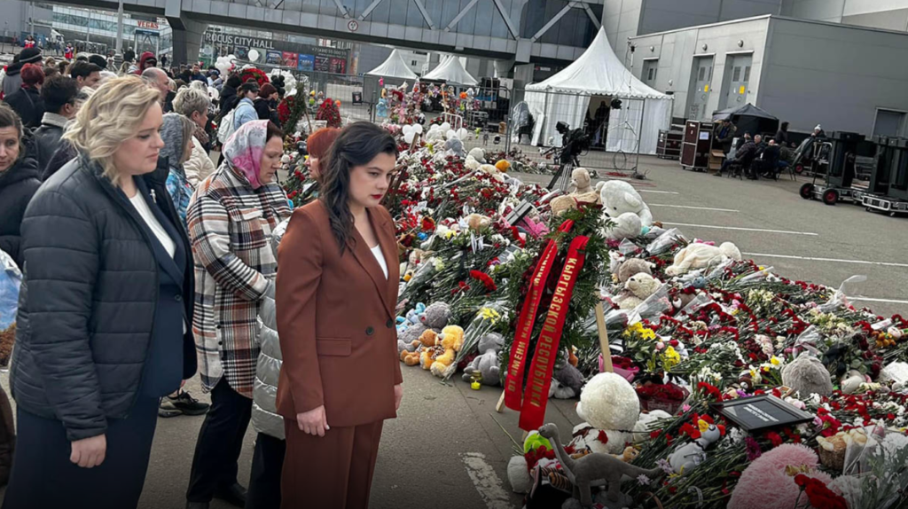 Natalia Parasca la Moscova: Tragedie teribilă de la Crocus City Hall rezonează cu o durere amară în inimile oamenilor 1 depun flori la memorial crocus city