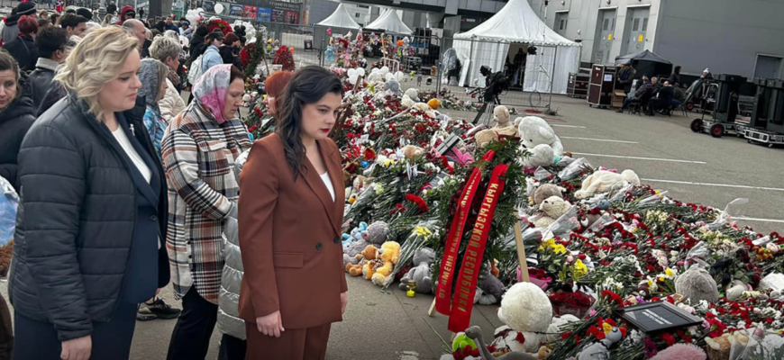 depun flori la memorial crocus city