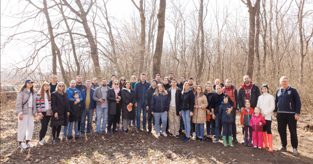 echipa ministerului a plantat puieti de frasin
