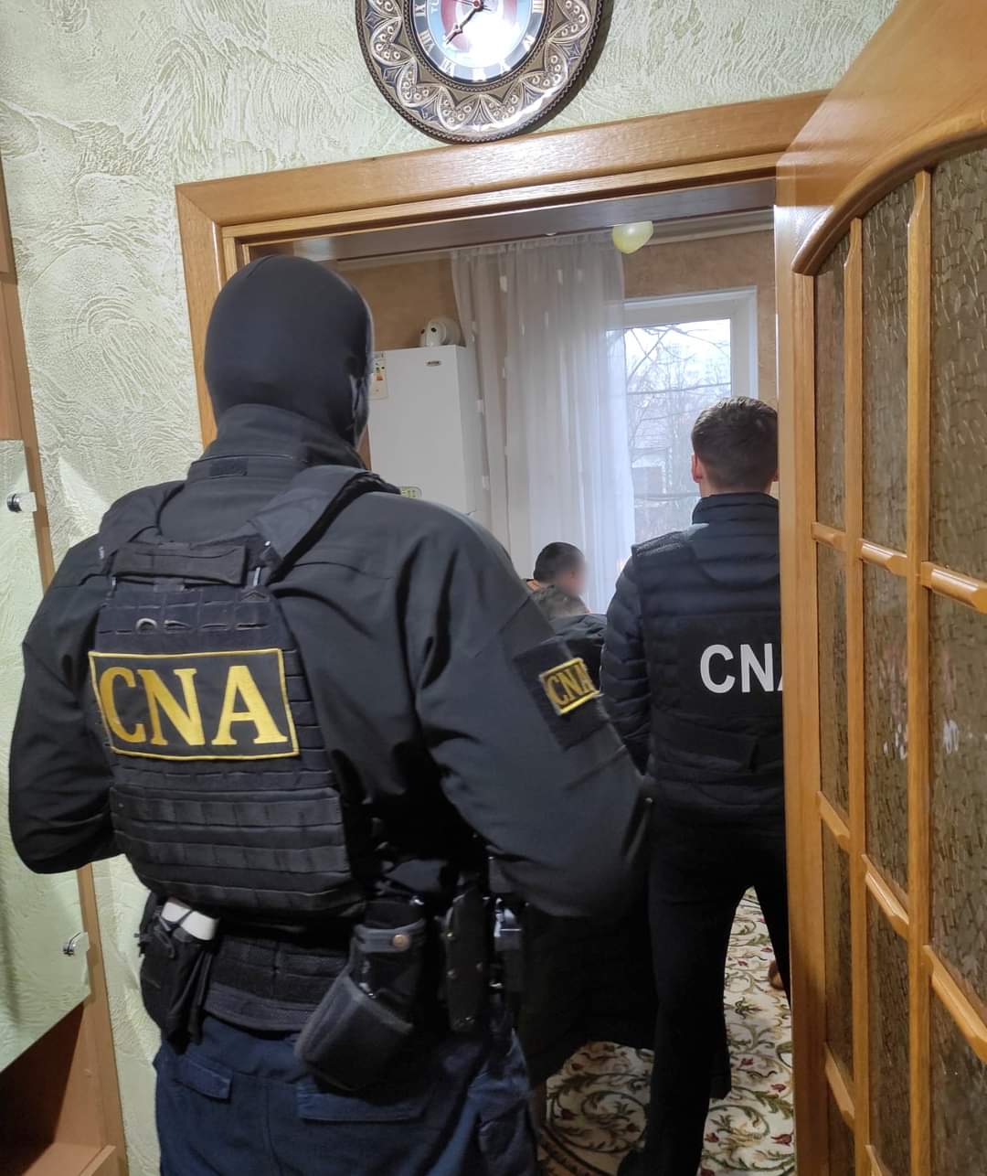 VIDEO// CNA desfășoară percheziții la Chișinău și Comrat într-un dosar de corupție