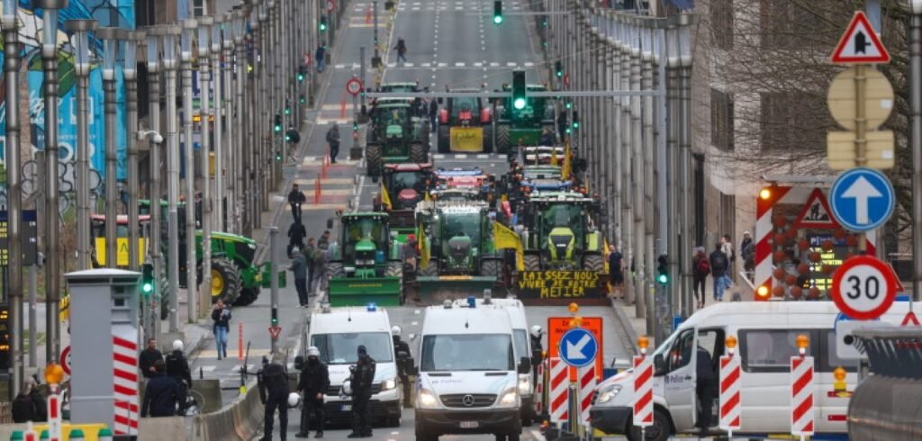 Fermierii s-au întors la Bruxelles. Proteste în fața Parlamentului European 1 Fermierii s-au întors la Bruxelles. Proteste în fața Parlamentului European