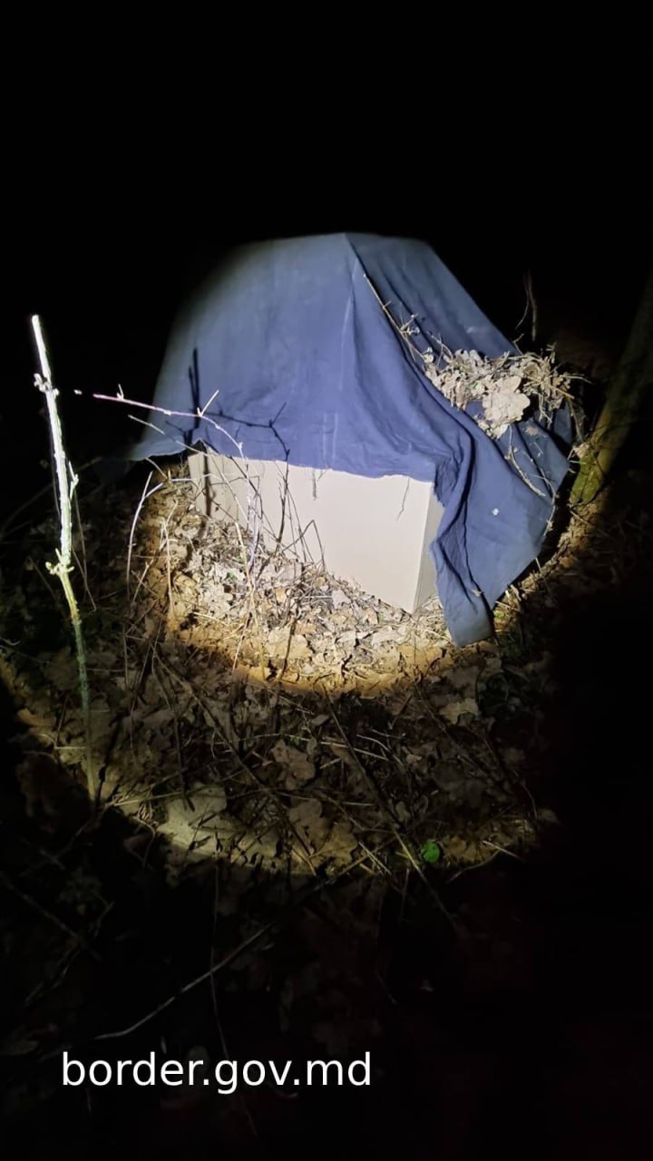 La frontiera moldo-ucraineană - depistate șase colete cu țigări de contrabandă și documentate două persoane