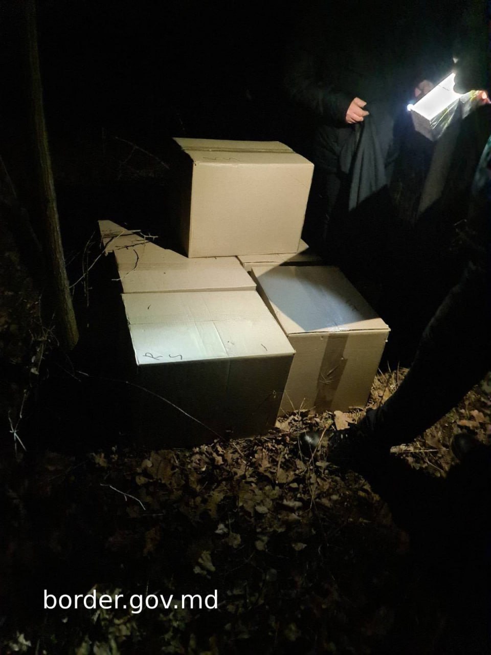 La frontiera moldo-ucraineană - depistate șase colete cu țigări de contrabandă și documentate două persoane