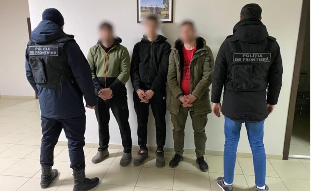 Moldoveni, treceți Prutul. Cum au fost prinși 3 conaționali în timp ce încercau să treacă ilegal hotarul moldo-român 3 Moldoveni, treceți Prutul. Cum au fost prinși 3 conaționali în timp ce încercau să treacă ilegal hotarul moldo-român