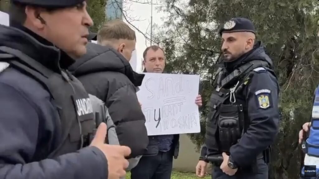 Eureporter// Maia Sandu, întâmpinată cu proteste în România. Manifestanții au scandat “Opriți dictatura lui Sandu!” 3 Eureporter// Maia Sandu, întâmpinată cu proteste în România. Manifestanții au scandat “Opriți dictatura lui Sandu!”