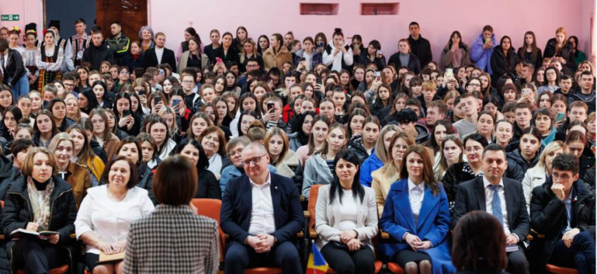 maia sandu si tinerii la soroca