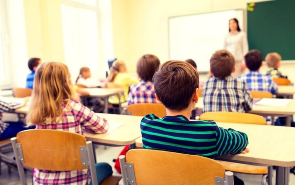 Noi modificări la Codul Educației. Unii părinți și profesori vor beneficia de alocații neimpozabile