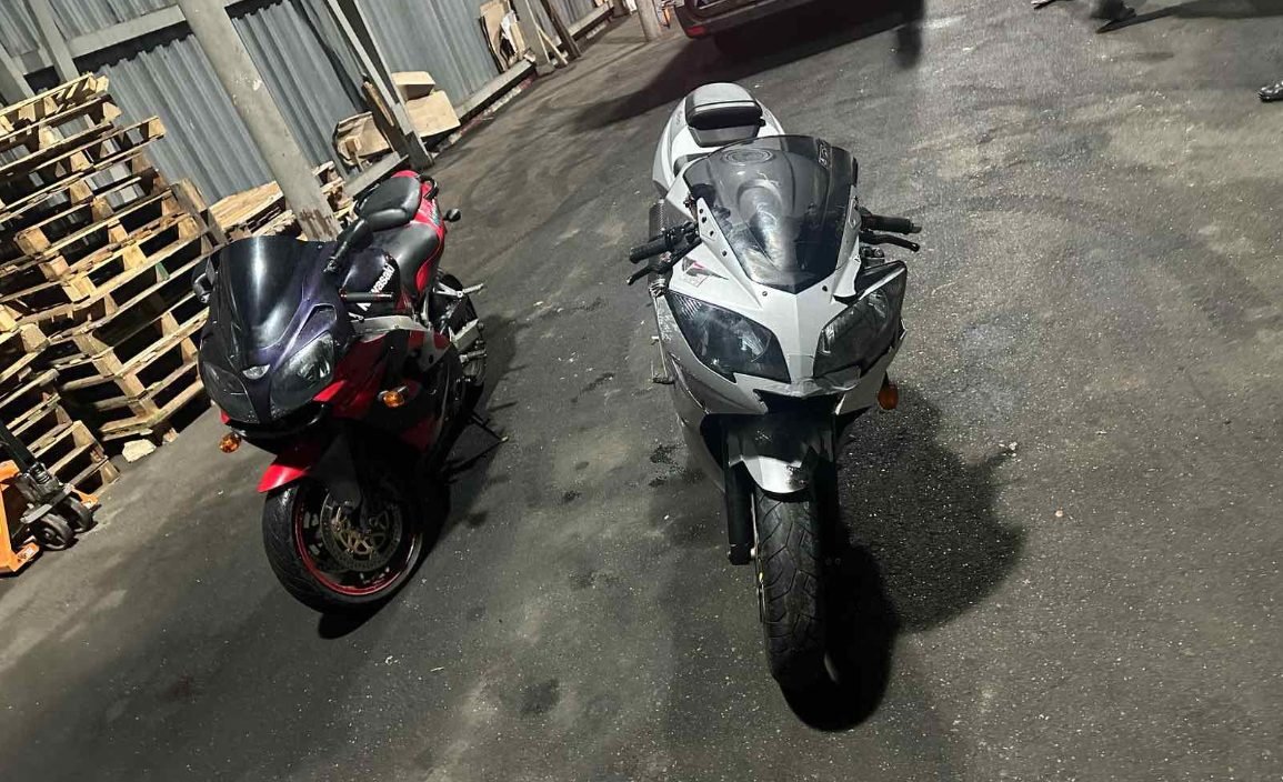 S-au încumetat să transporte două motociclete fără a le declara la vamă, însă au fost deconspirați