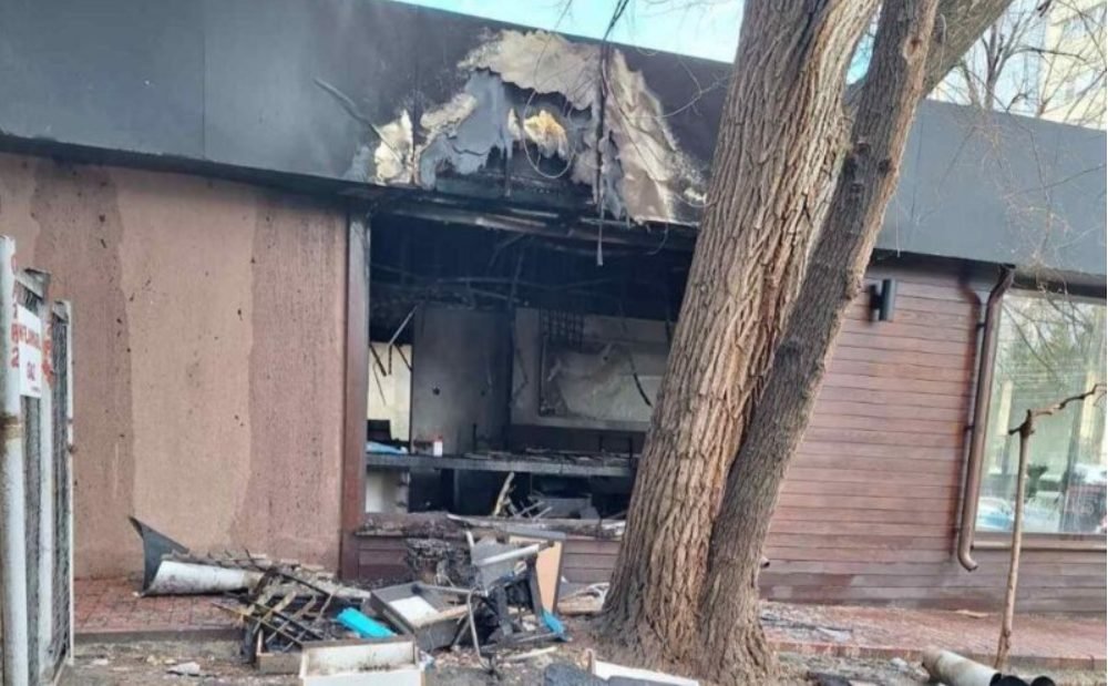 Un oficiu din centrul capitalei a ars noaptea trecută. Pompierii cercetează circumstanțele