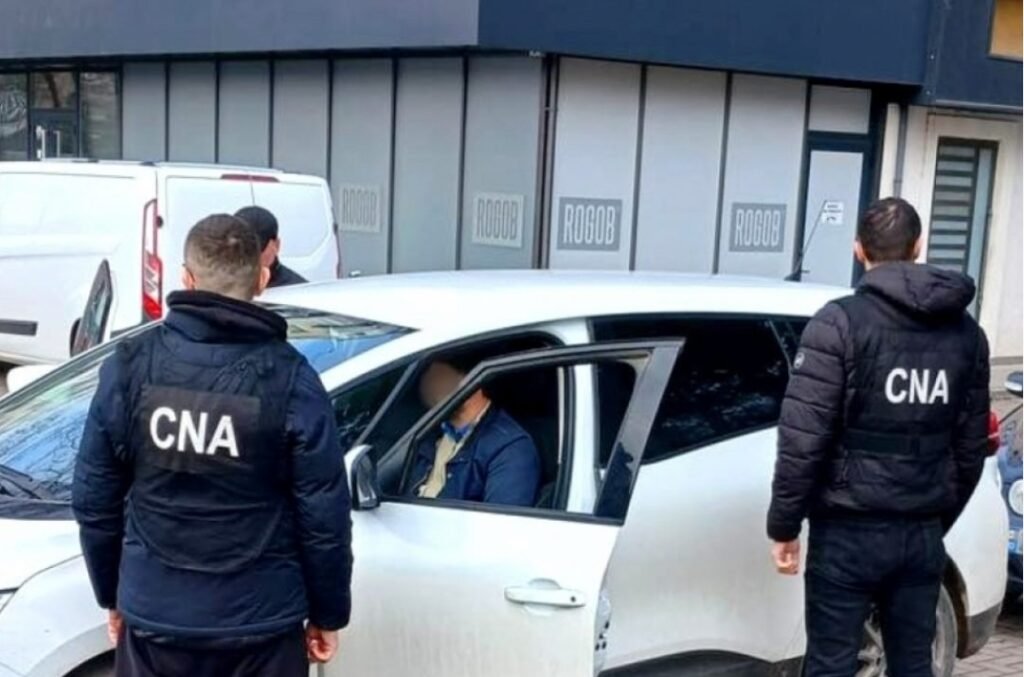 Un avocat a fost reținut în flagrant. Ar fi pretins 100 000 de lei sub pretextul influențării unor judecători de la Chișinău.