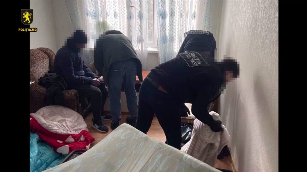 VIDEO// Polițiștii din Ialoveni au reținut un bărbat de 31 de ani, după ce ar fi jefuit, în plină stradă o femeie de 72 de ani