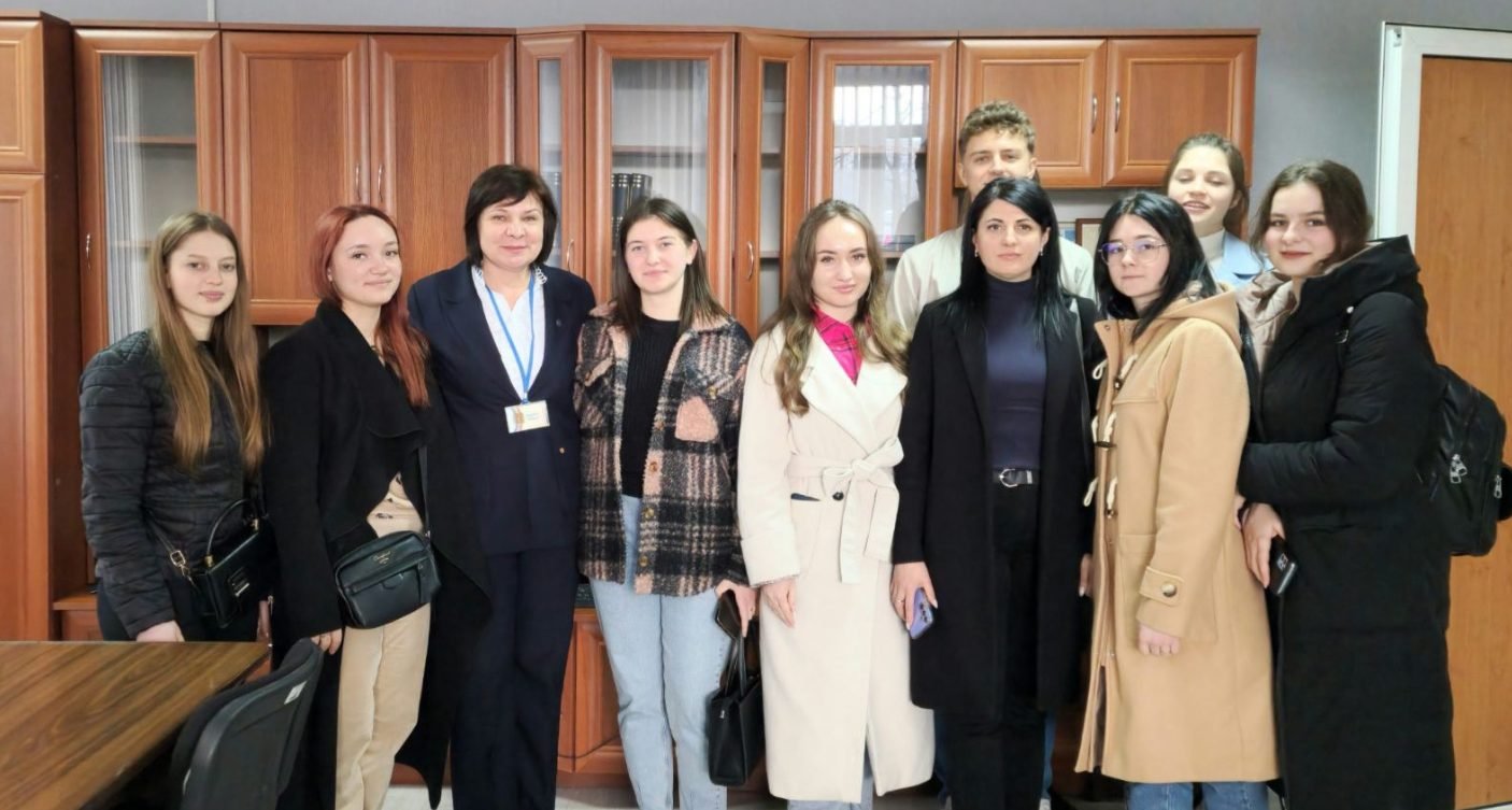 Un grup de elevi de la Colegiul „Mihai Eminescu”, în vizită la Direcția deservire fiscală Soroca