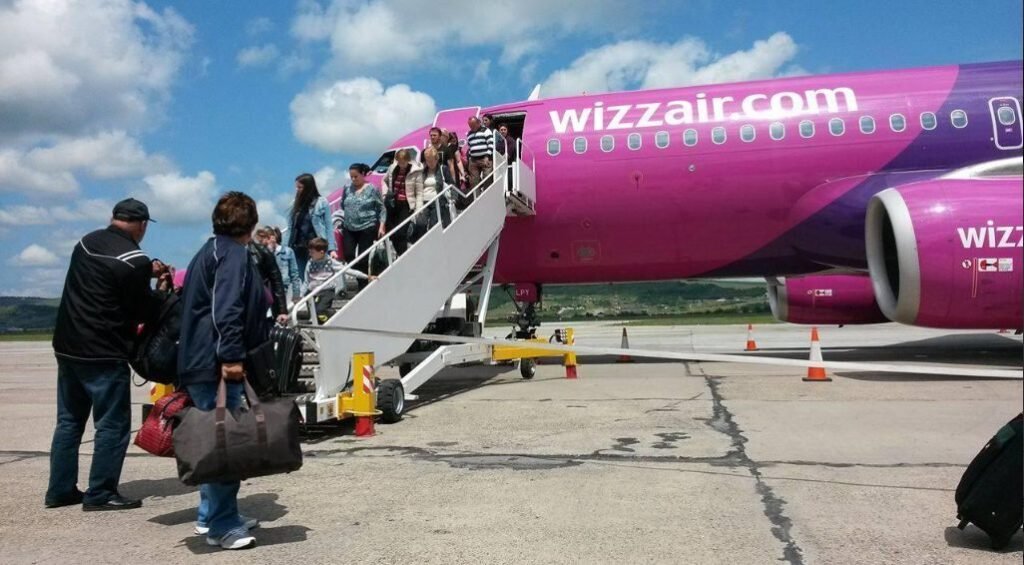 Wizz Air, aterizare de urgență. Trei pasageri s-au luat la bătaie în timpul zborului 1 Wizz Air, aterizare de urgență. Trei pasageri s-au luat la bătaie în timpul zborului