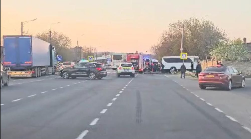 Accident grav la Măgdăcești - Patru ambulanțe și echipele de descarcerare, la fața locului