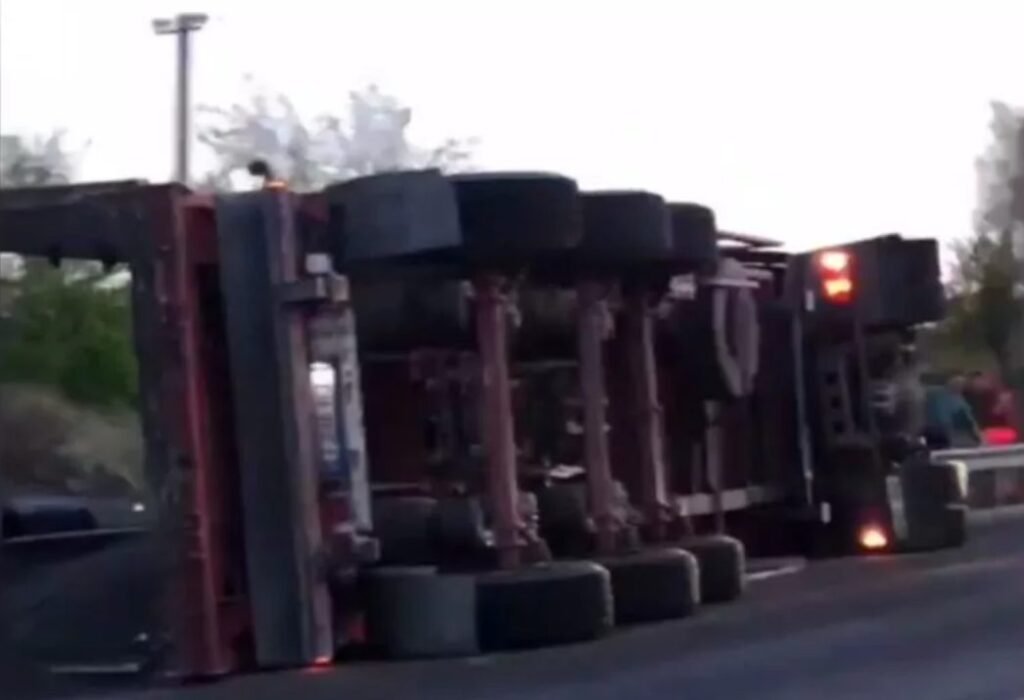 Un autocamion încărcat cu semințe de floarea soarelui s-a răsturnat 1 Un autocamion încărcat cu semințe de floarea soarelui s-a răsturnat
