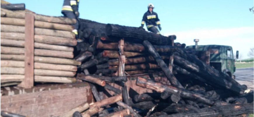 camion incarcat cu lemn a luat foc
