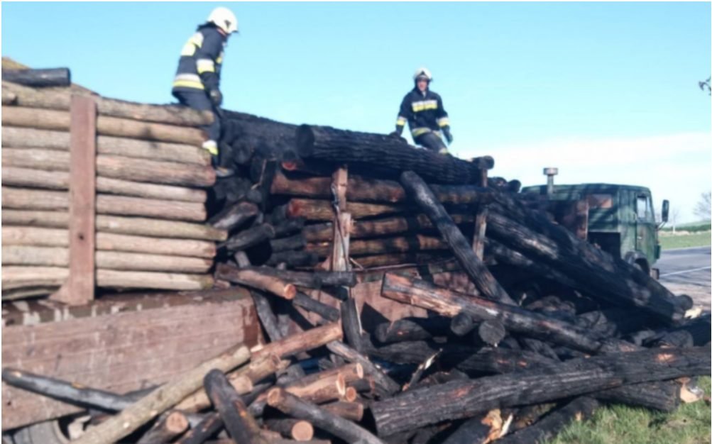 Pompierii au intervenit pentru a lichida flăcările declanșate într-un camion plin cu lemne