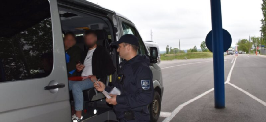 curier de acte falsificate