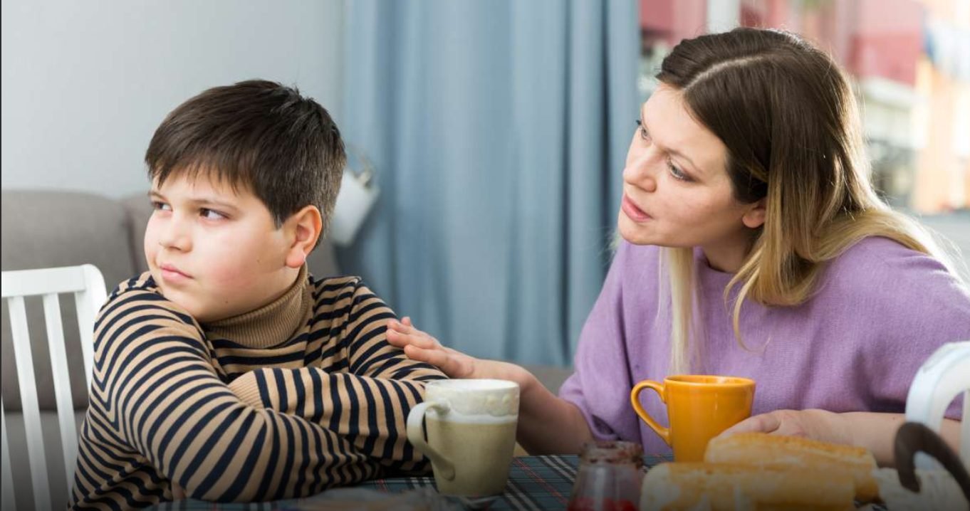 Reguli pe care trebuie să le respecți când discuți cu copilul despre nevoia de a ține dietă
