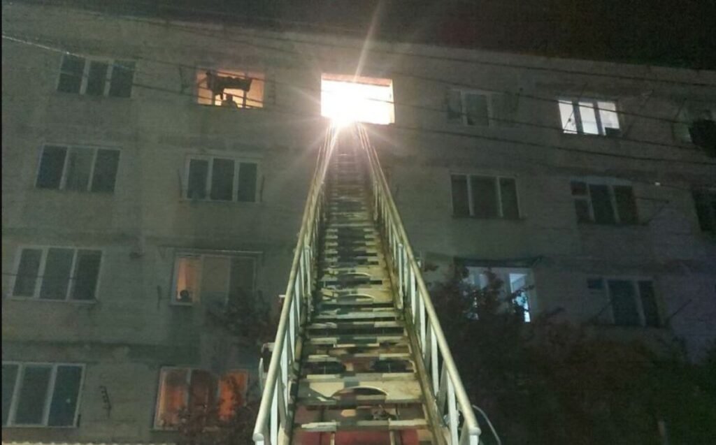 Un pensionar de 72 de ani, preluat de ambulanță în stare se șoc. Ce s-a întâmplat în locuința sa