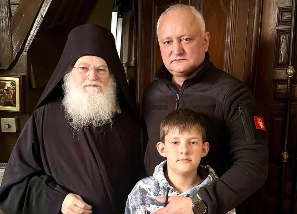 Igor Dodon, pe Athos: “Am primit binecuvântarea starețului Efrem. L-am rugat să înalțe rugăciuni pentru Moldova”