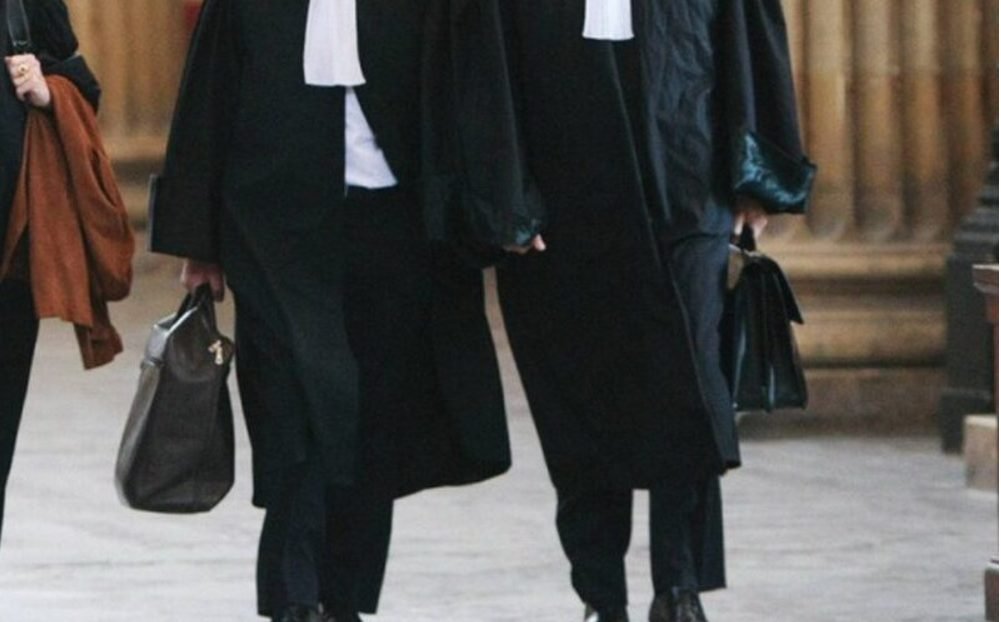 Un avocat, reprezentantul unei companii de creditare, deferit justiției pentru falsificarea probelor