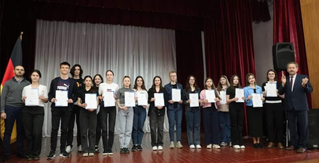 71 de elevi au fost premiați în cadrul Olimpiadei Republicane la limbile franceză și spaniolă