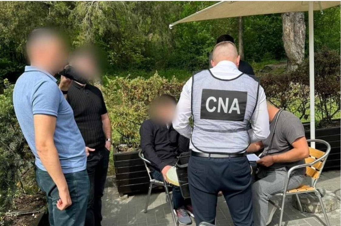 Un barbat a fost reținut în flagrant de CNA. Ar fi promis să urgenteze importul automobilelor pentru 1000 de euro