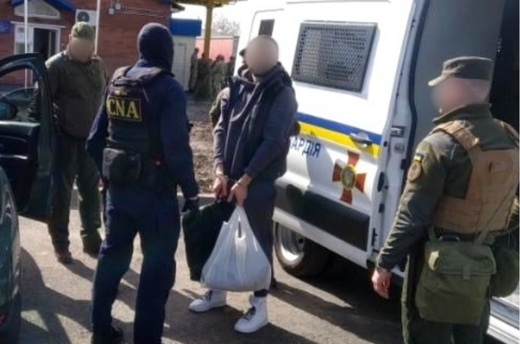 Ofițerii CNA au reținut o persoană, anunțată în căutare, învinuită de escrocherie în proporții deosebit de mari și spălare de bani 2 retinut o persoana