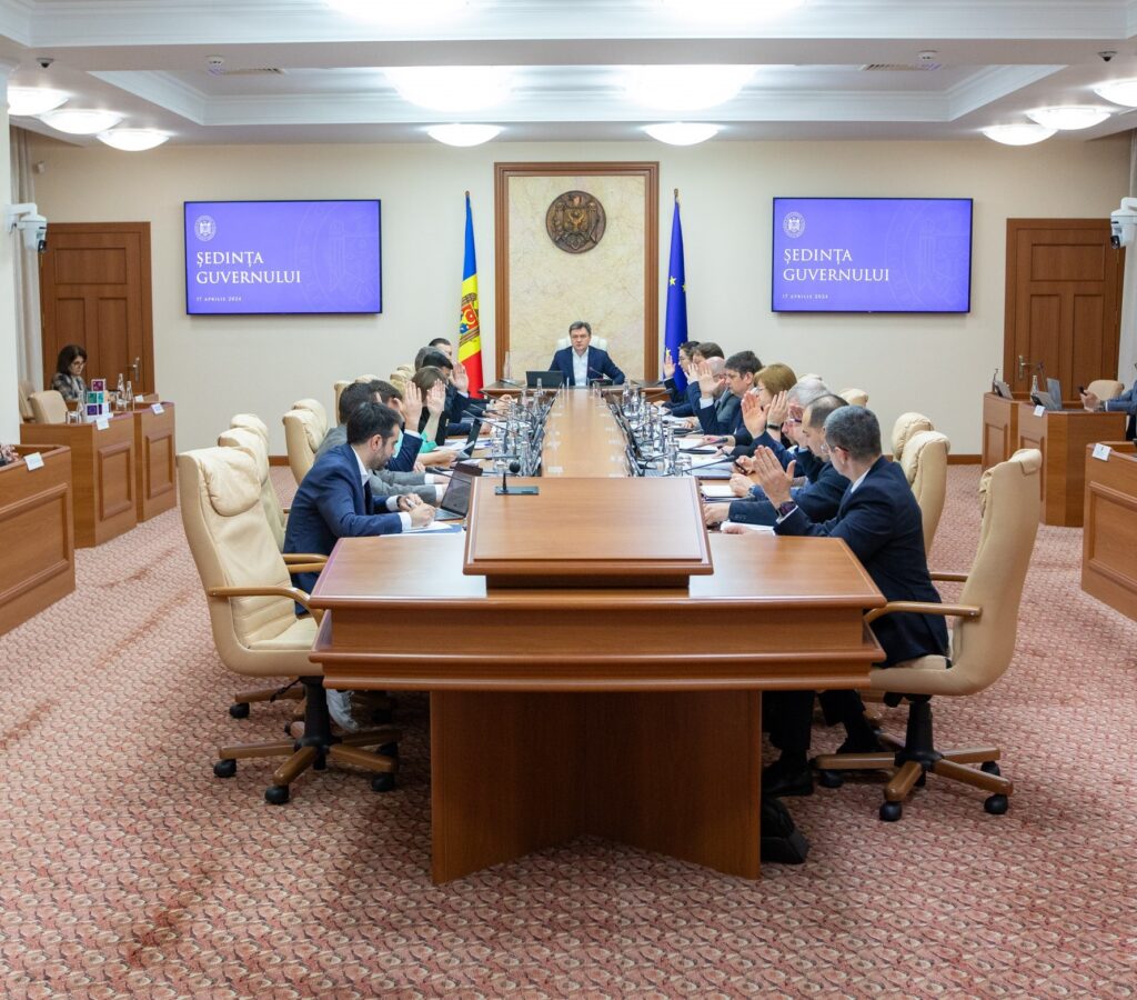 Guvernul a aprobat proiectul de hotărâre pentru gestionarea eficientă a resurselor umane din instituțiile subordonate Ministerului Mediului 1 sedinta 17 aprilie