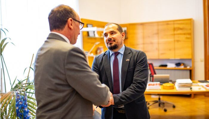 24003805 big1716453298