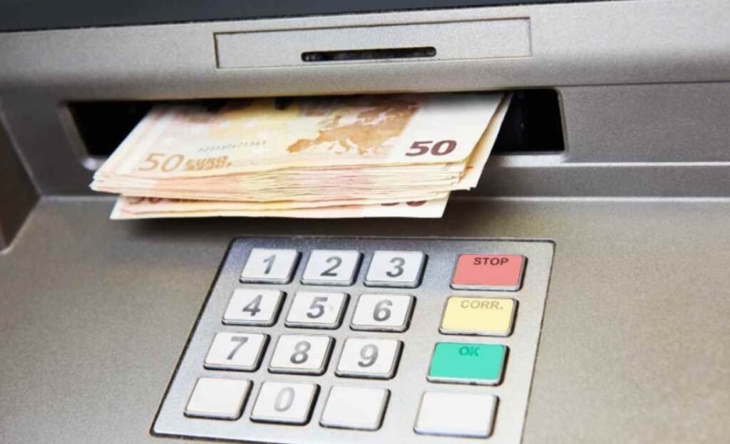 Badantă moldoveancă în Italia, a furat cardul bătrânei și a sustras o sumă considerabilă de bani. Camerele de supraveghere au dat-o gol 1 Badantă moldoveancă în Italia, a furat cardul bătrânei și a sustras o sumă considerabilă de bani. Camerele de supraveghere au dat-o gol